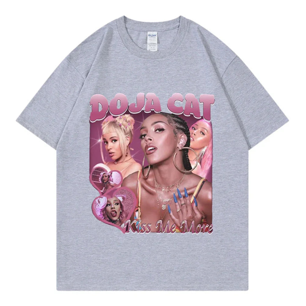 Camiseta Básica Doja Cat Kiss Me More - Cinza