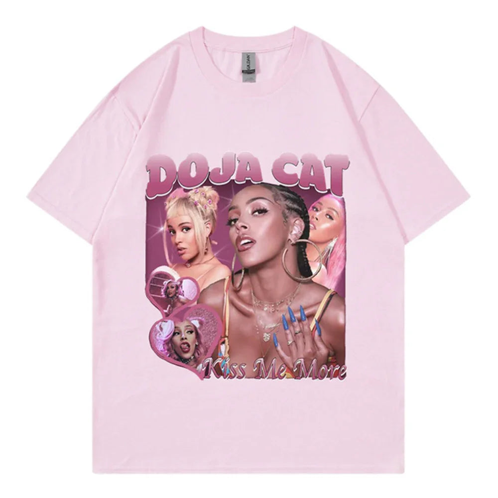 Camiseta Básica Doja Cat Kiss Me More - Rosa-bebê