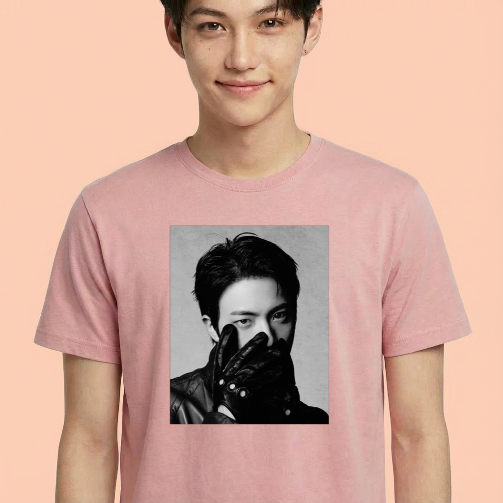 Camiseta camiseta-basica-bts-jin-photo-b-w - Rosa