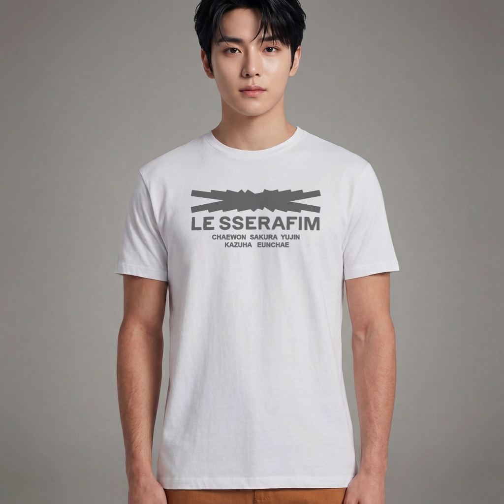 Camiseta Básica Le Sserafim Logo - Branca