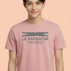 Camiseta Le Sserafim Logo rosa