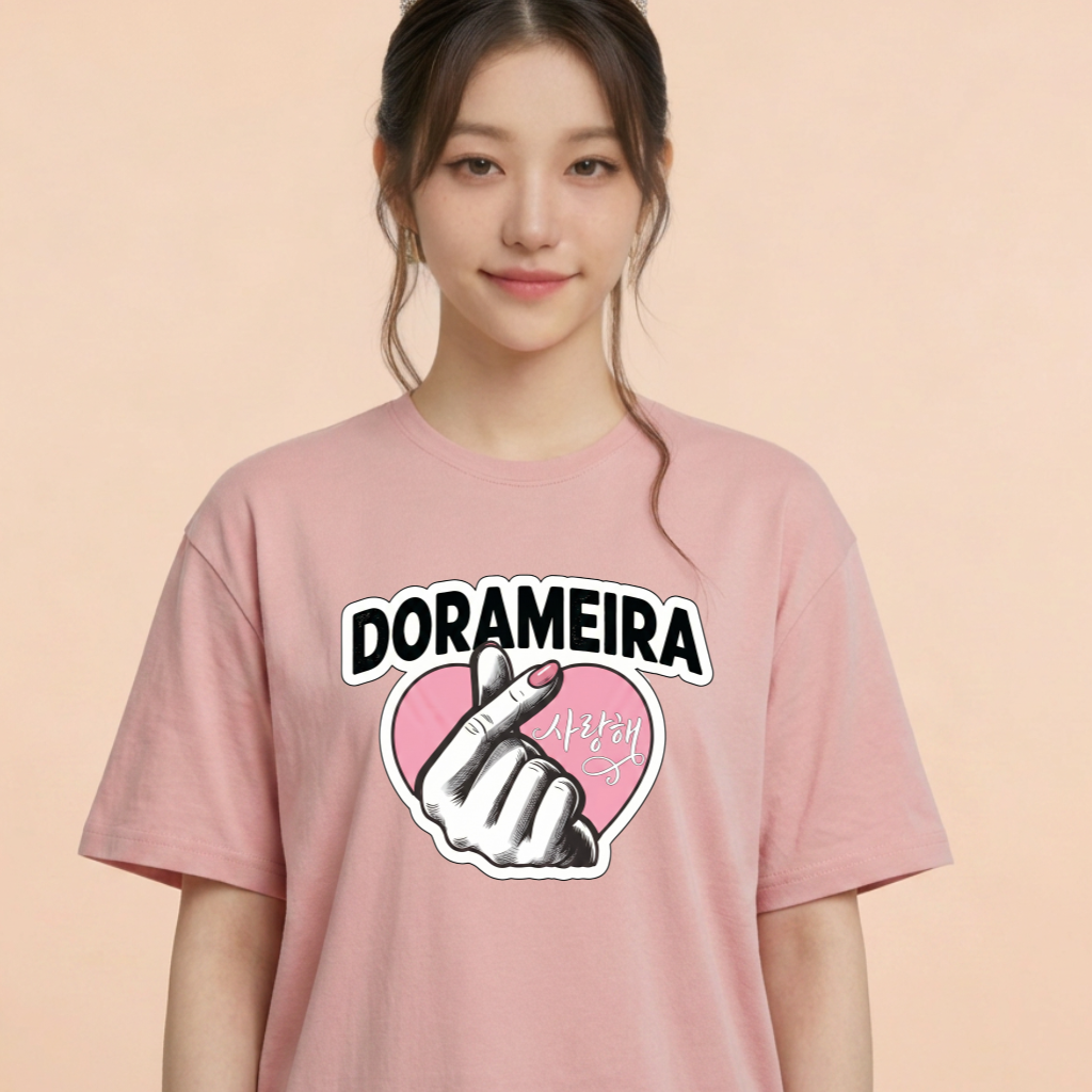 Camiseta Dorama Dorameira Finger Heart - Rosa (Wonyoung)